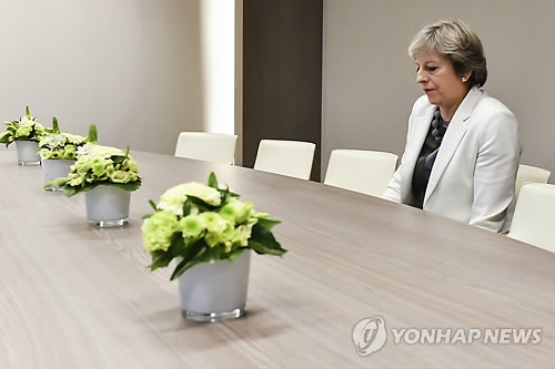 '갈수록 태산이네'