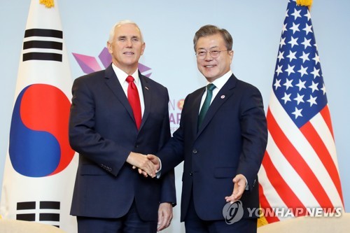 문 대통령, 펜스 미 부통령과 싱가포르에서 면담