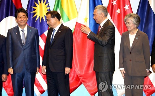 문 대통령 대신해 아세안+3 정상회의 기념 촬영한 강경화 장관