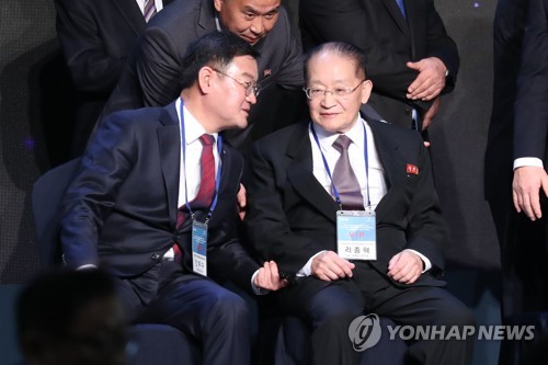대화 나누는 리종혁 부위원장