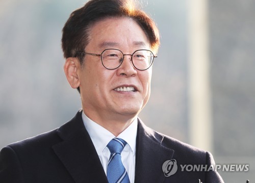 미소 지으며 답변하는 이재명 지사