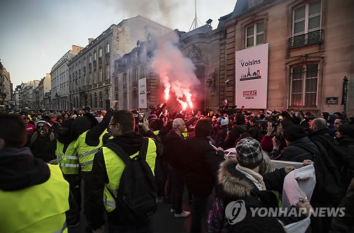 (파리 EPA=연합뉴스) 프랑스 파리에서 지난달 17일(현지시간) 유류세 인상에 항의하며 '노란 조끼' 등을 입은 시위자들이 거리를 메운 채 엘리제궁으로 향하고 있다.