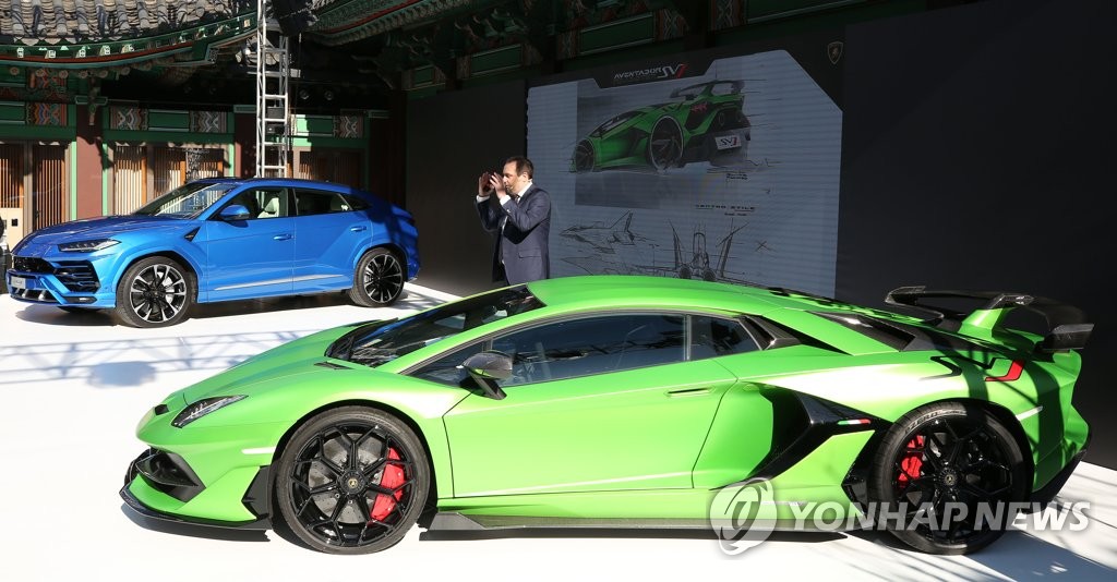 ランボルギーニ 「市販最速車」公開
