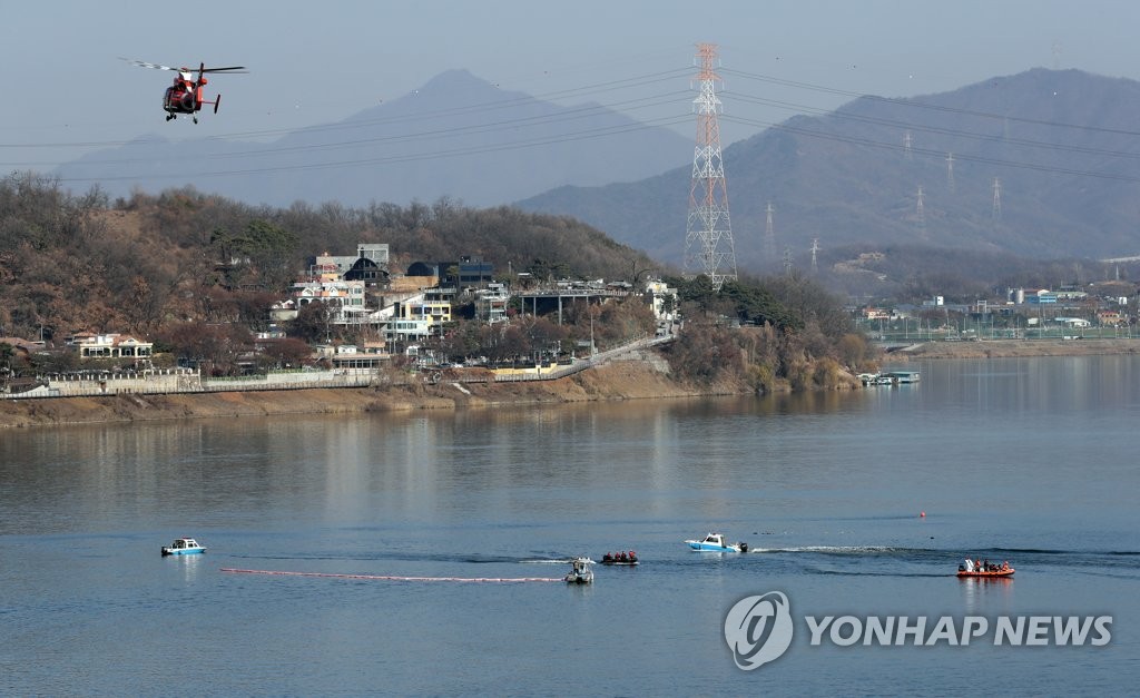 한강에 추락한 헬기서 구조 중