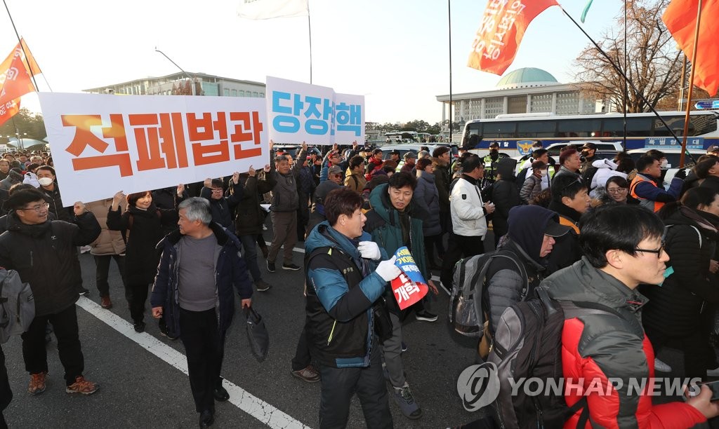 국회 포위한 민중대회 참가자들
