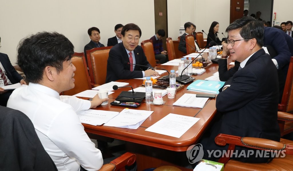 대화하는 유의동, 전해철과 김종석