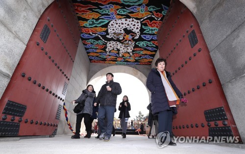영추문 지나는 시민들