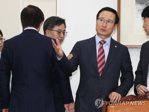 질문에 답하는 홍영표