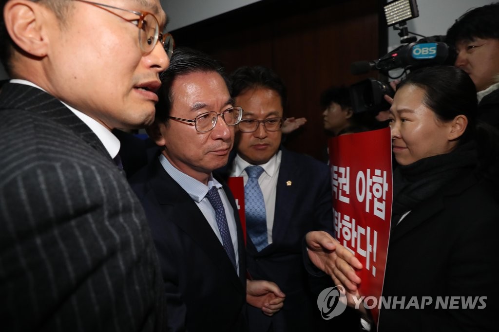 야당 항의에 막힌 정성호 위원장