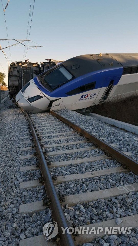 탈선한 KTX 열차
