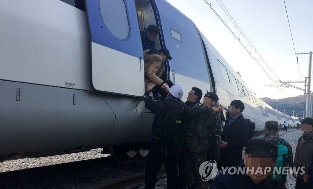 열차 탈선…탈출하는 KTX 승객들