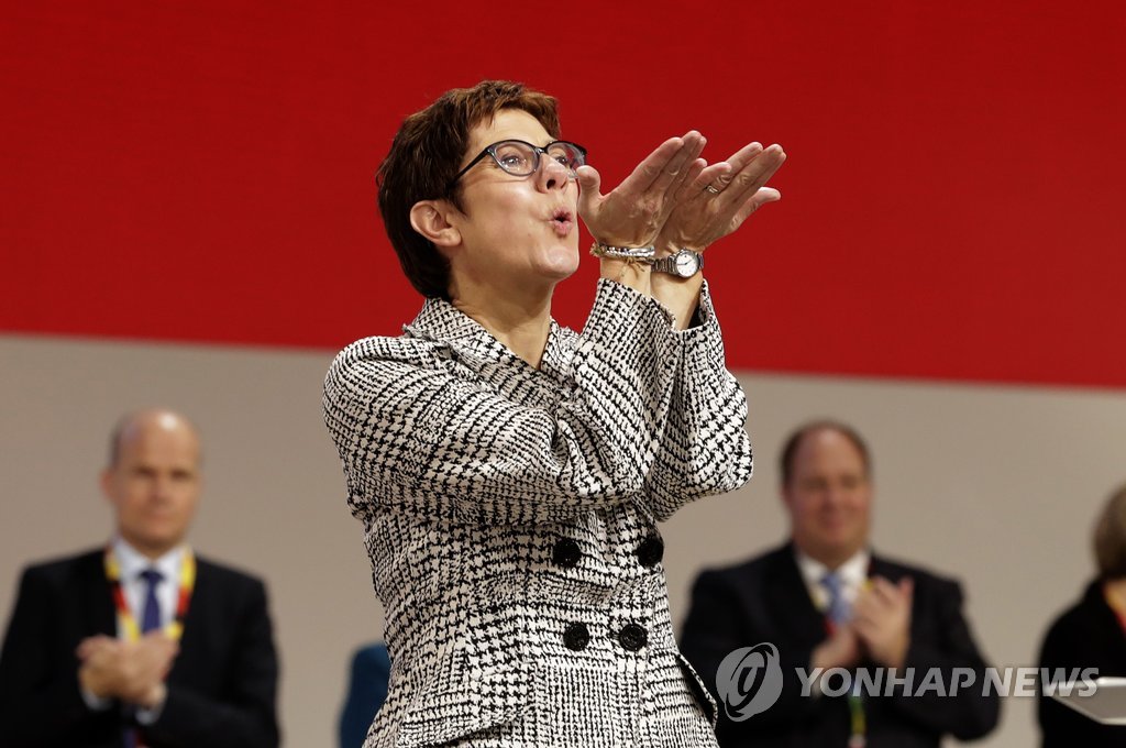 손키스 날리는 獨집권당 새 대표