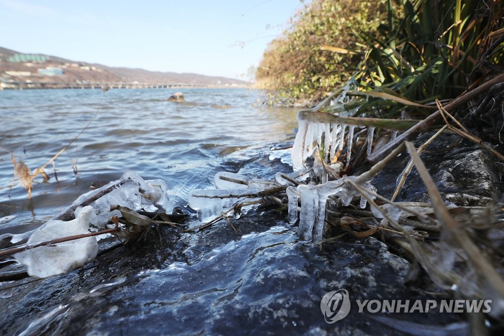 맹추위에 한강 얼음