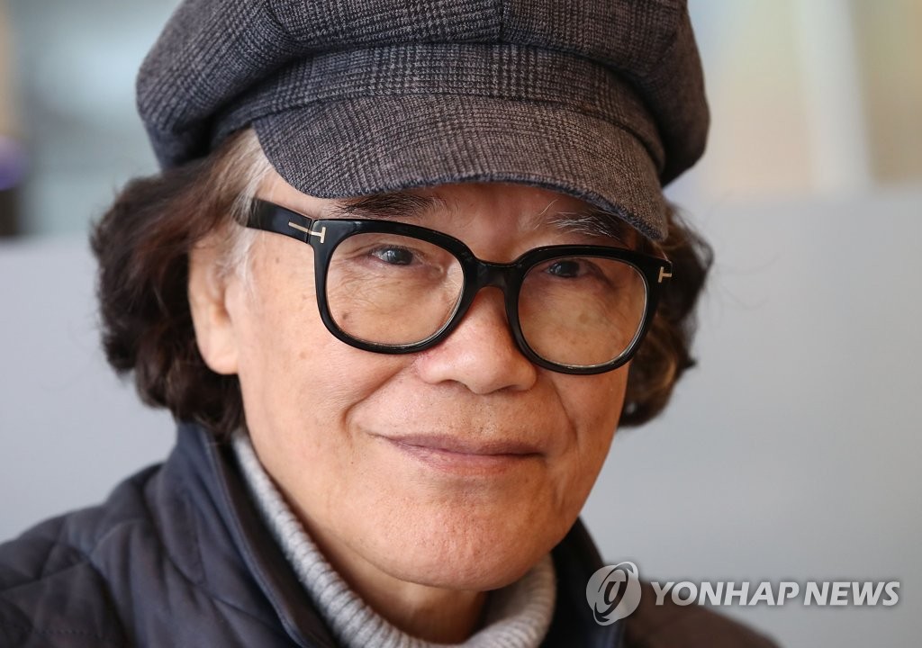 인터뷰하는 김청기 감독
