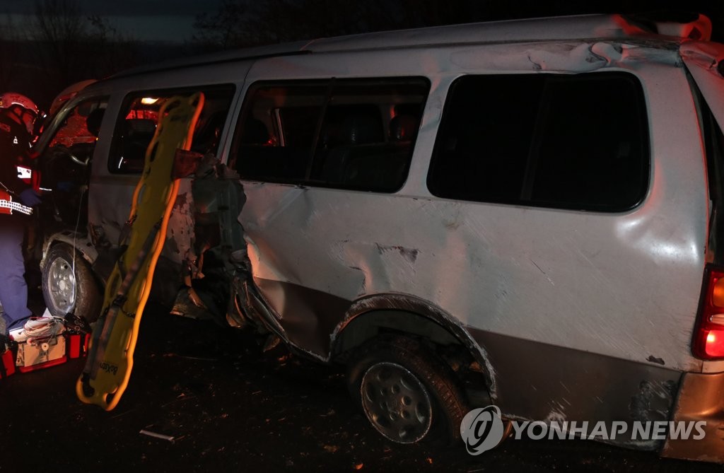 서해안고속도로서 승합차 사고