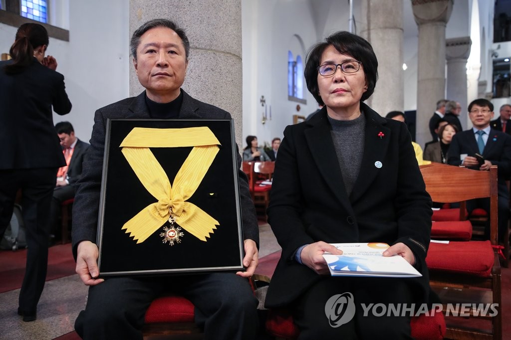훈장 고이 모신 고(故) 노회찬 의원 유가족