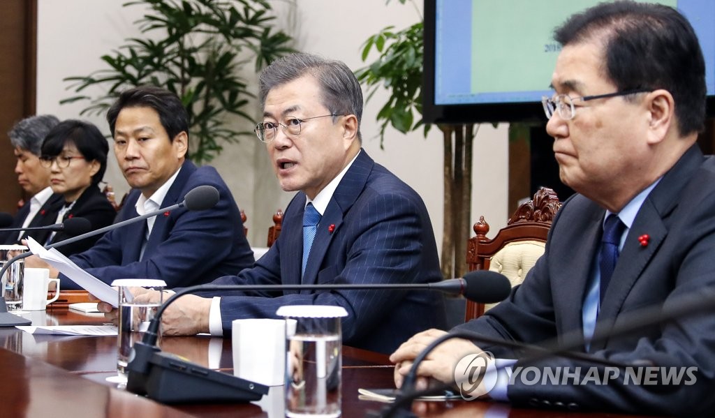 This photo, taken on Dec. 10, 2018, shows President Moon Jae-in (2nd from R) presiding over a meeting with his aides at the presidential office Cheong Wa Dae. (Yonhap)