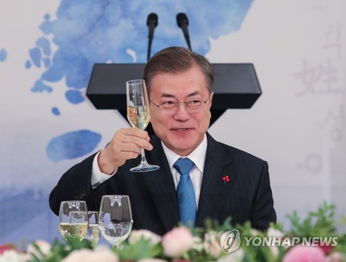 문 대통령, 재외공관장과 건배