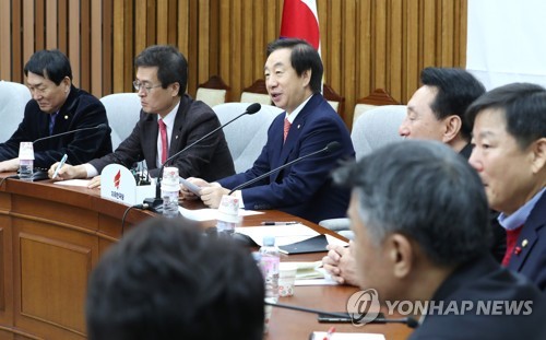 원내대책회의에서 발언하는 김성태