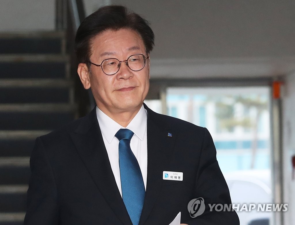 경기도청 청사에서 나오는 이재명 경기지사