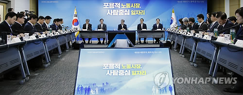 인사말하는 문 대통령