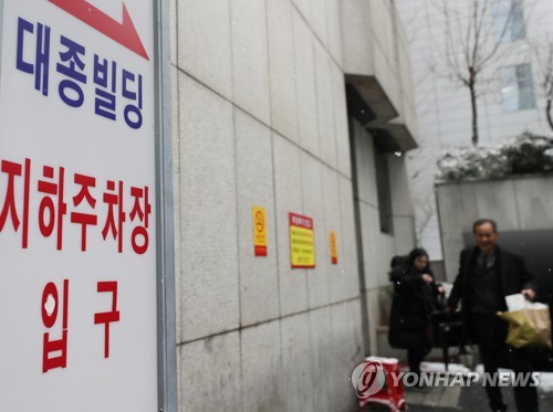 짐 옮기는 입주업체 관계자