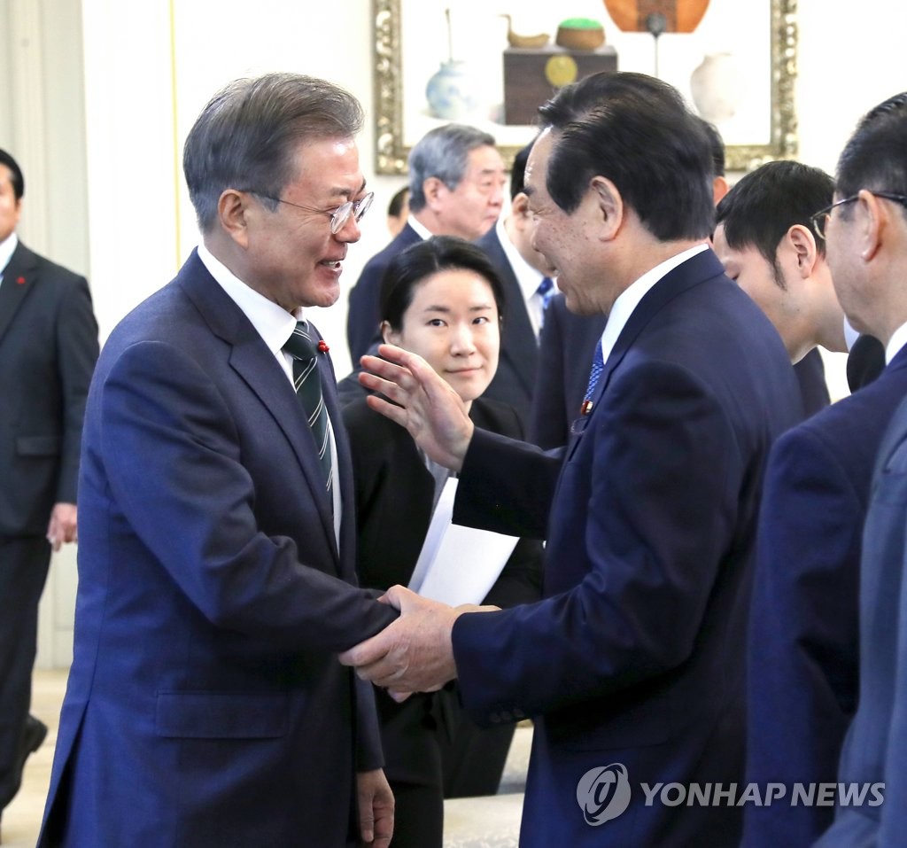 日韓議連 文大統領を表敬 日韓議連 文大統領を表敬