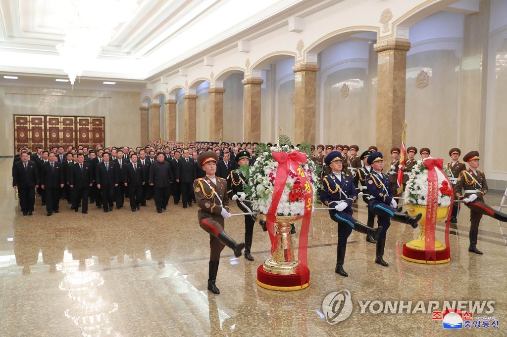 El líder norcoreano visita el mausoleo familiar El líder norcoreano visita el mausoleo familiar