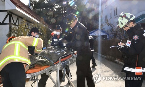병원으로 긴급 이송되는 강릉 펜션사고 학생들