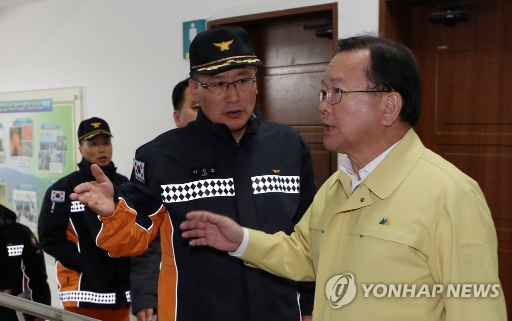 소방 관계자와 대화하는 김부겸 장관