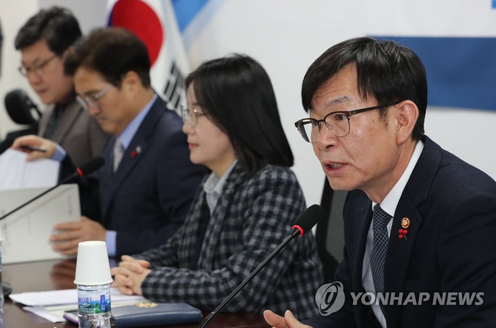 을지로위원회 간담회에서 인사말하는 김상조