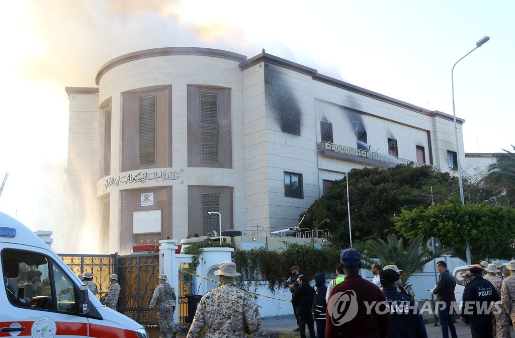 자살폭탄테러 당한 리비아 외교부 건물…최소 3명 사망·10명 부상