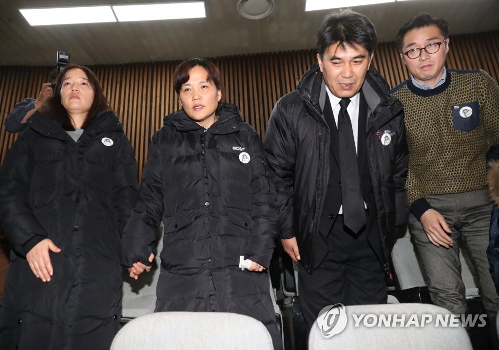 고개숙여 인사하는 고 김용균씨 유족