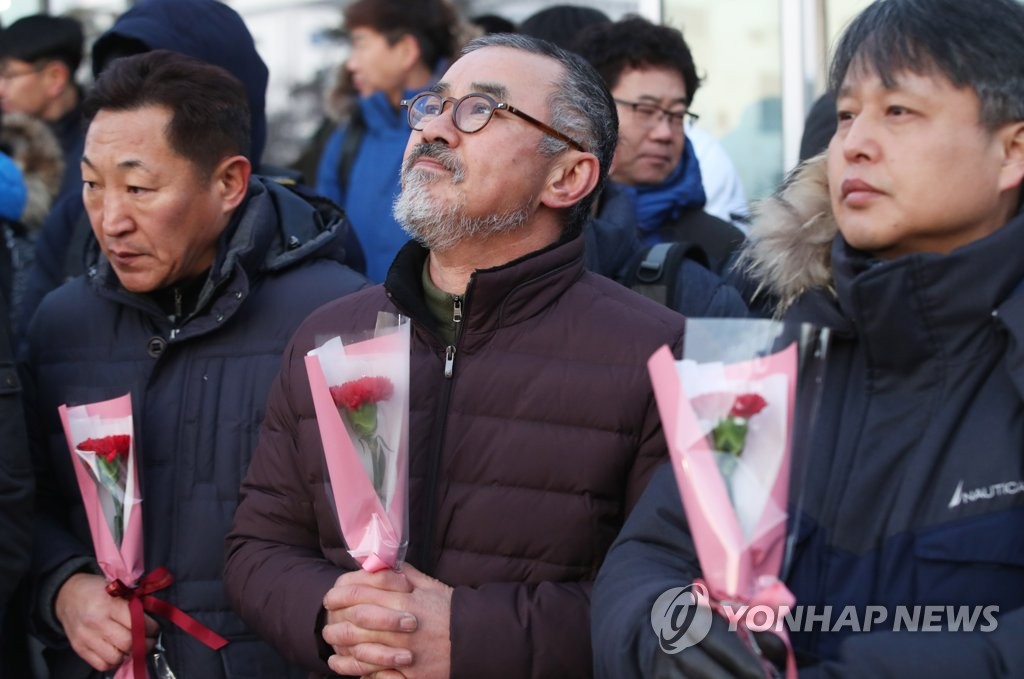 복직 축하 카네이션 든 쌍용차 노동자들