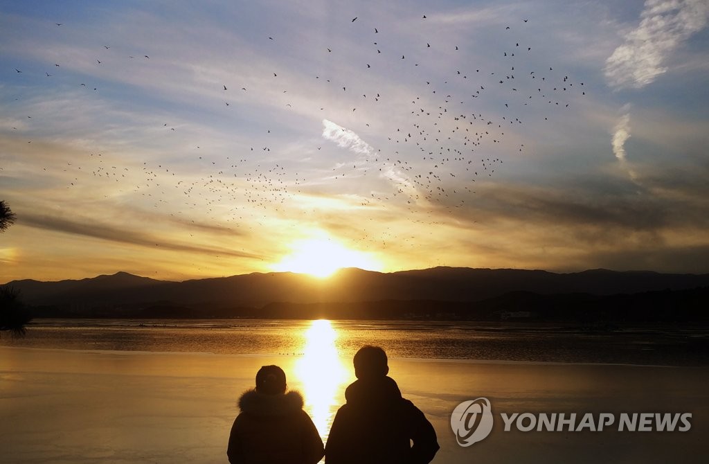 경포호 너머로 저무는 2018년