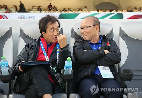 이영진 수석코치와 대화하는 박항서 감독