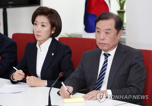 자유한국당 지도부, 문재인 대통령 신년 기자회견 시청