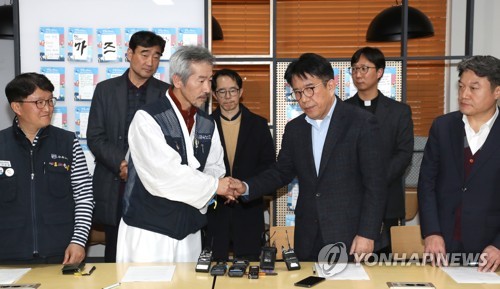 굴뚝 농성 파인텍 노사 악수