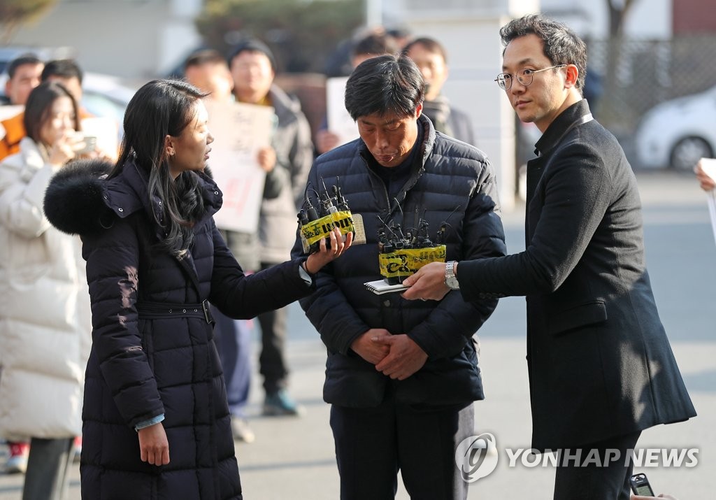 고개숙인 '가이드 폭행' 박종철 의원
