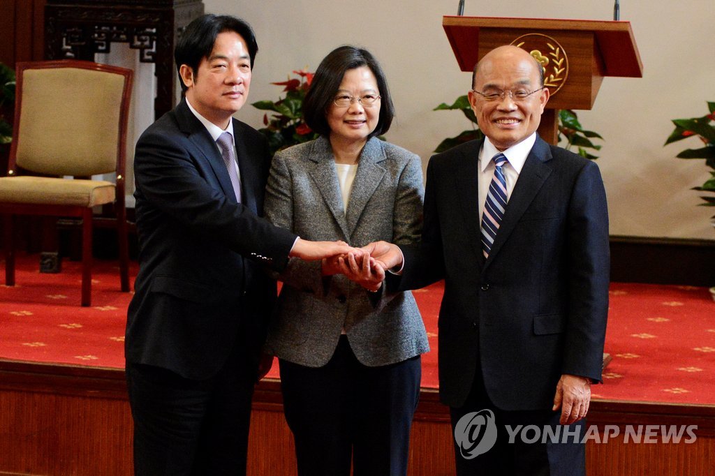 전·후임 행정원장과 손잡은 차이잉원 대만 총통