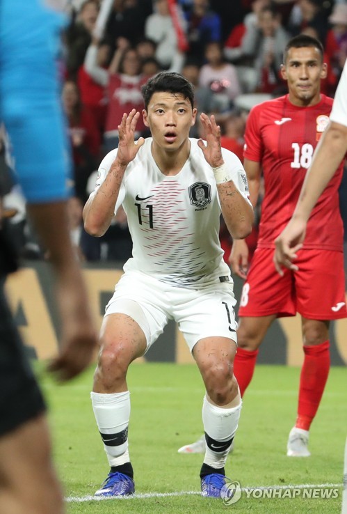 아쉬워하는 황희찬