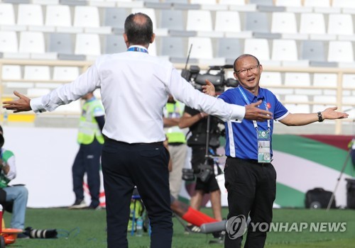 신경전 벌이는 베트남 이란 감독
