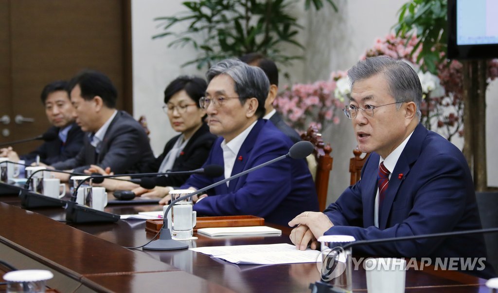 Moon with top aides Moon with top aides