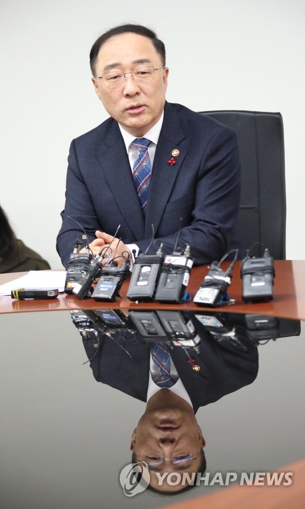 발언하는 홍남기 부총리
