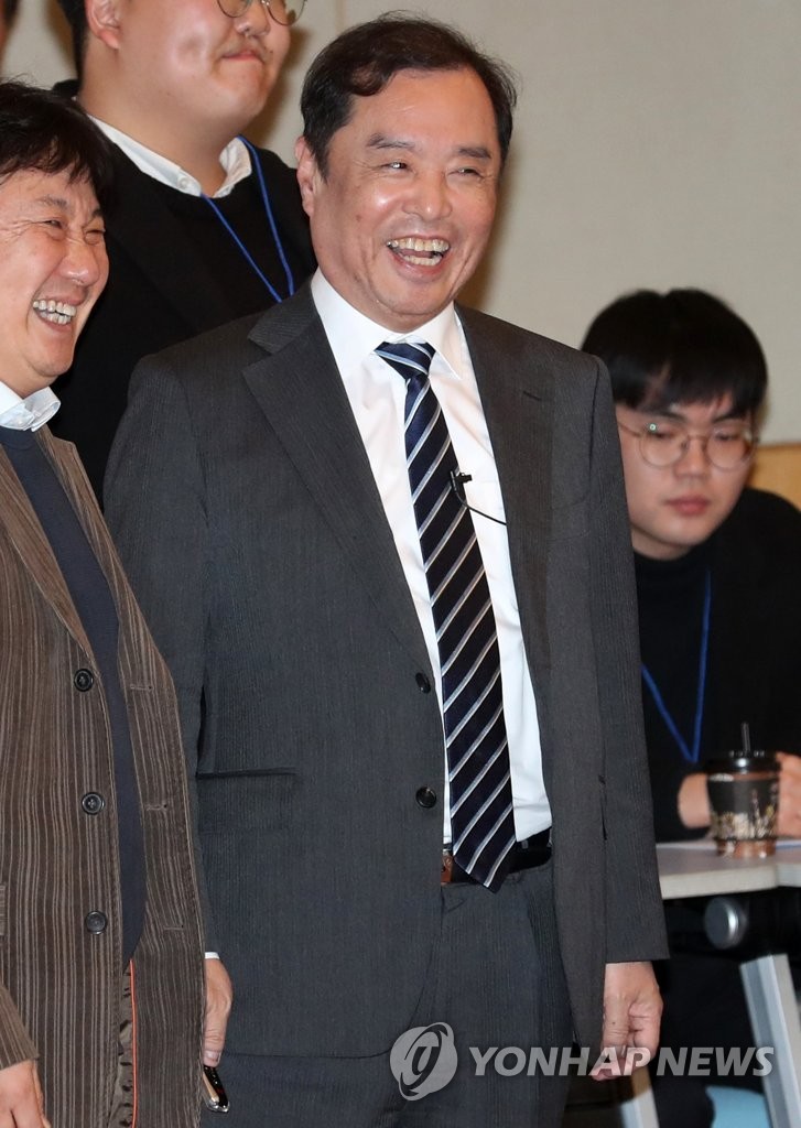 청년들 앞에서 미소 보이는 김병준