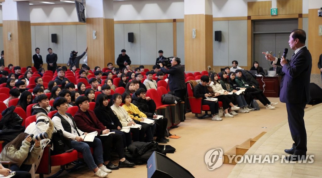 청년 앞에서 마이크 든 김병준 비대위원장