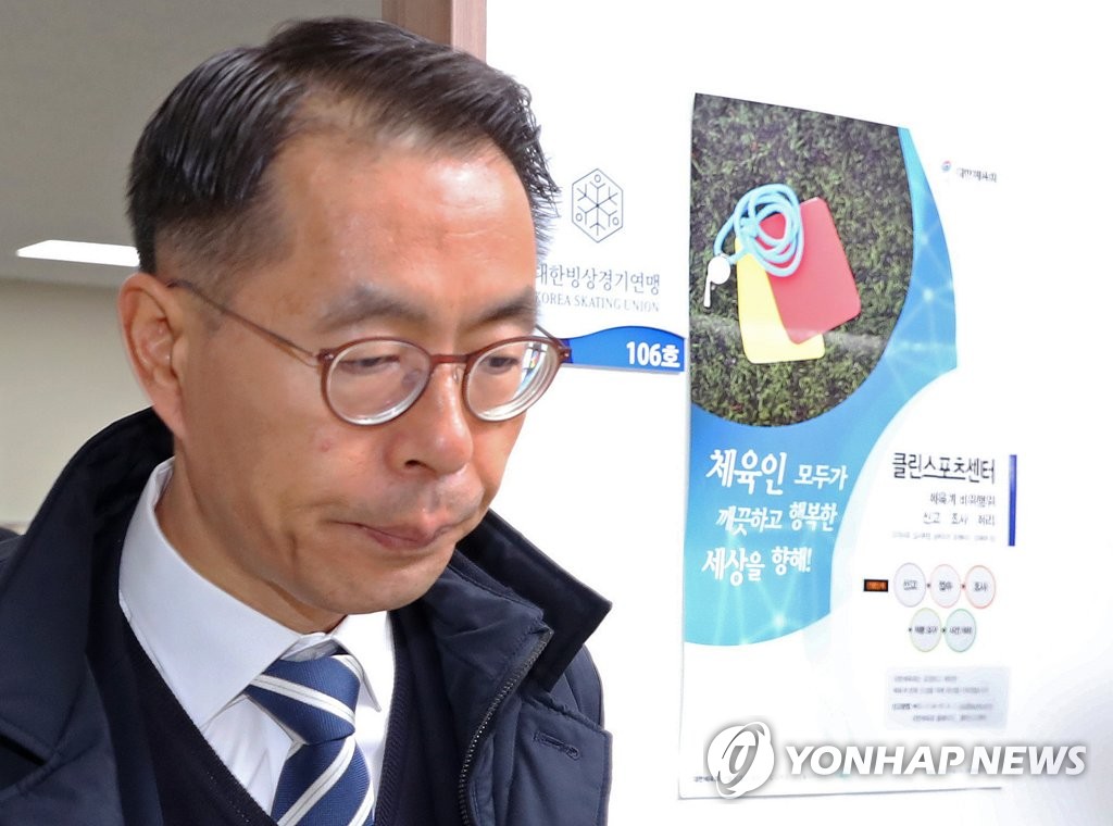 회의실 향하는 김영규 위원장