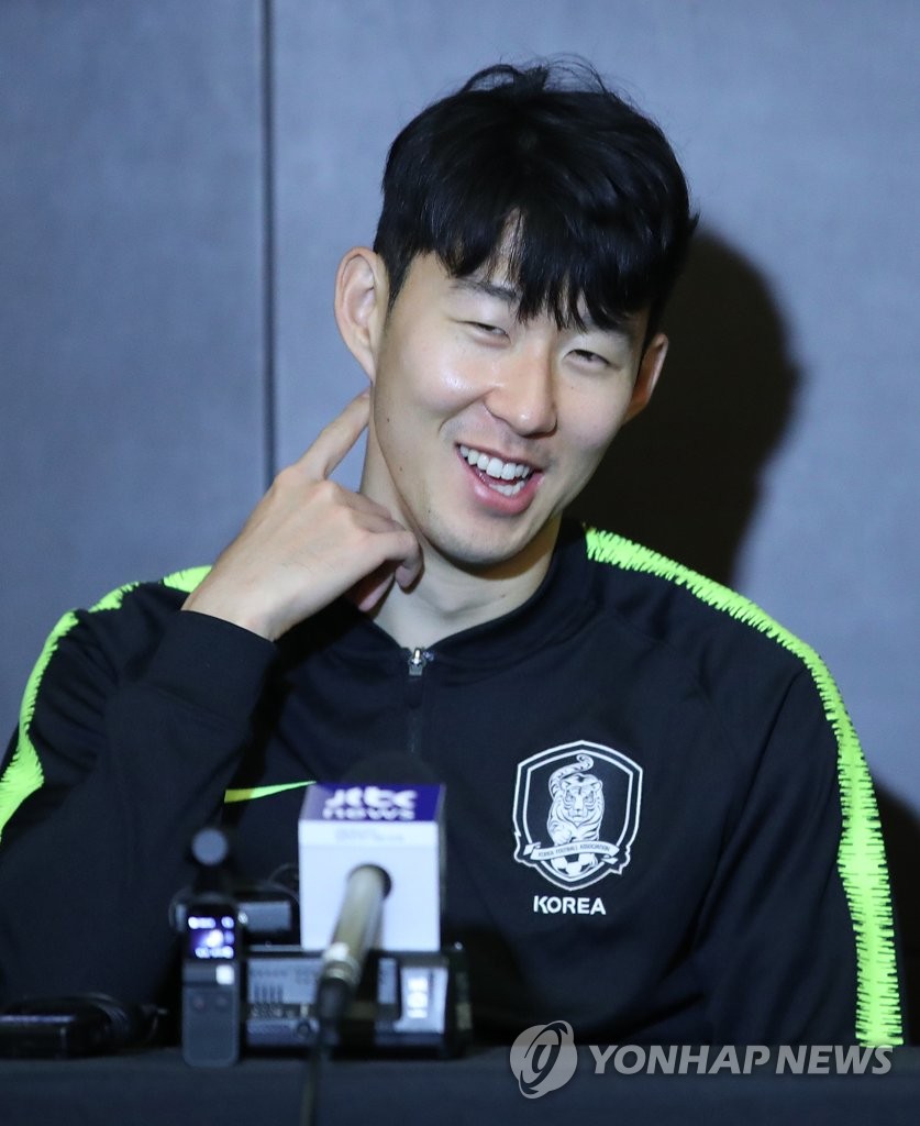미소 짓는 손흥민