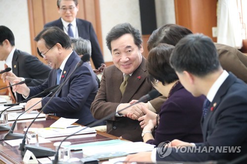회의 참석자들과 인사하는 이낙연 총리
