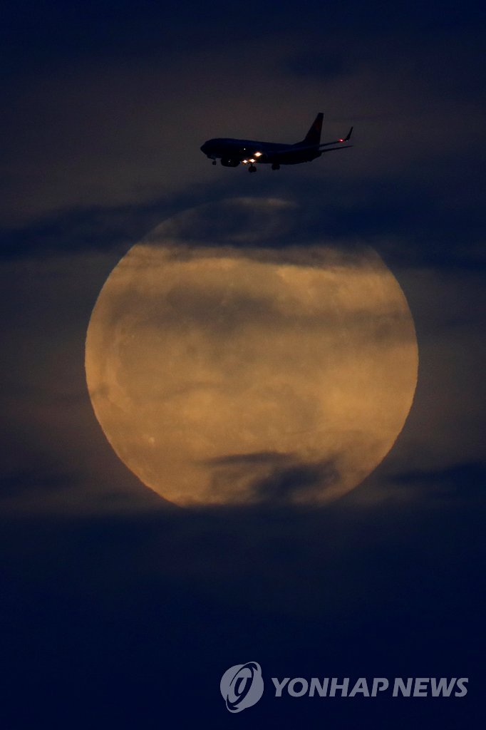 美 캘리포니아 샌디에이고 하늘에 뜬 보름달